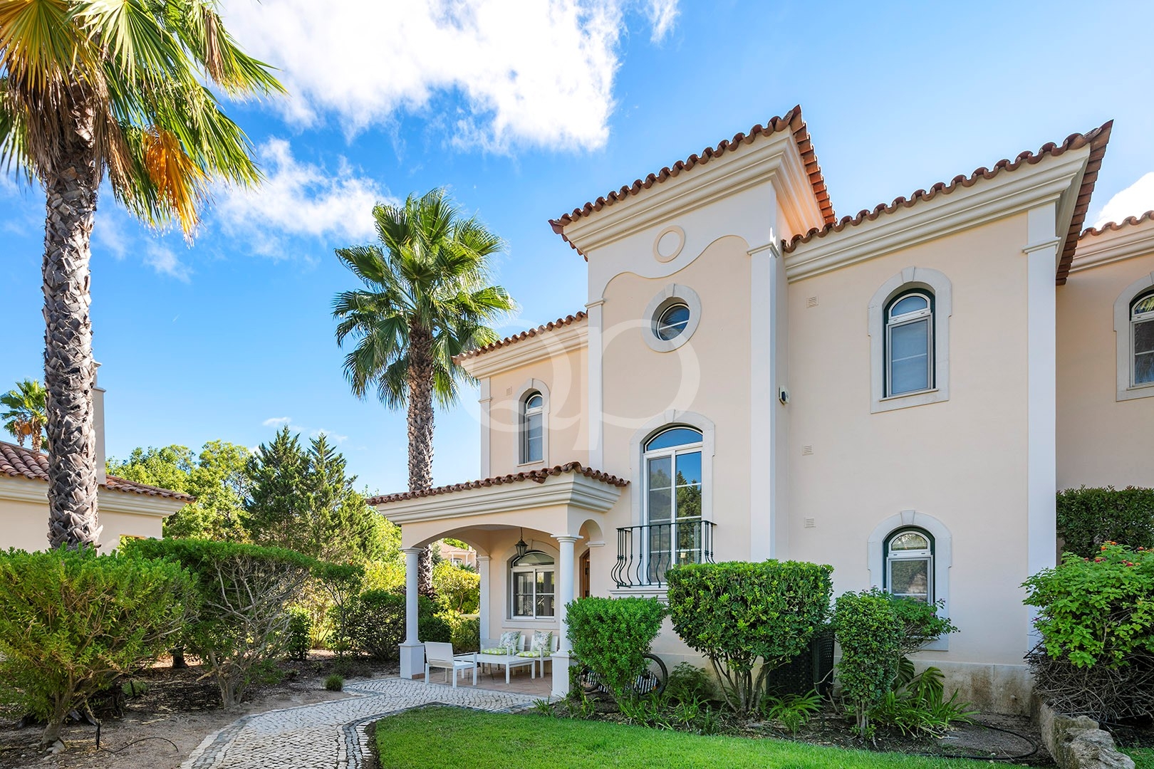 Quinta do Lago townhouse with landscaped garden