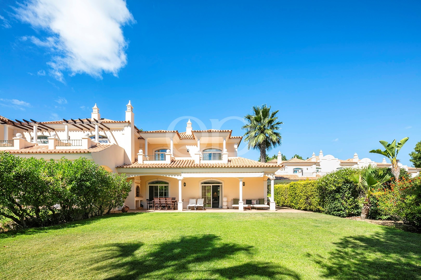 Vale dos Pinheiros townhouse with private garden