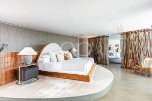 Quarto com cama circular e design em plano aberto