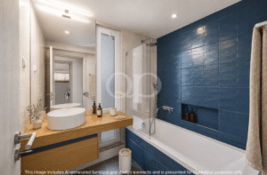 Salle de bains avec baignoire, douche à l'italienne et mur d'accent d'un bleu vif