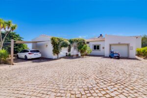 Außergewöhnliche Villa in Quinta das Raposeiras, Algarve – QP Savills
