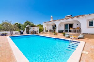 Außergewöhnliche Villa in Quinta das Raposeiras, Algarve – QP Savills