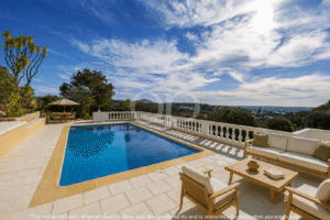 Piscine avec terrasse ensoleillée et vue imprenable sur la campagne