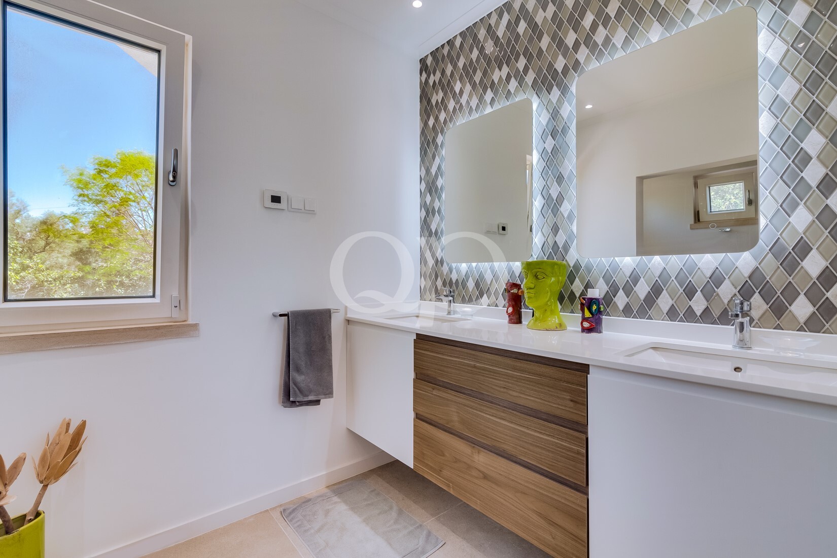Salle de bains moderne avec un meuble-lavabo en bois élégant et des finitions contemporaines