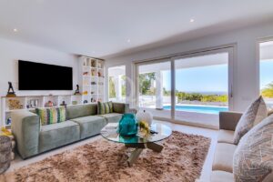 Salon lumineux avec accès direct à la piscine privée