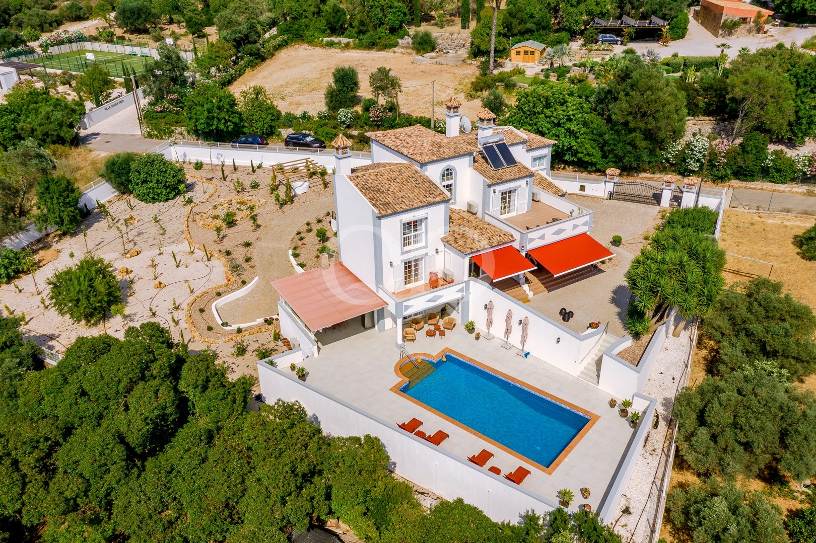 Vue aérienne d'une villa de l'Algarve avec piscine privée et terrasses