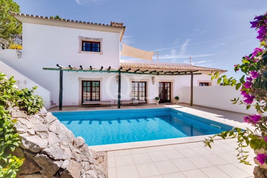 Traditional Algarve villa with private swimming pool and sunny terrace