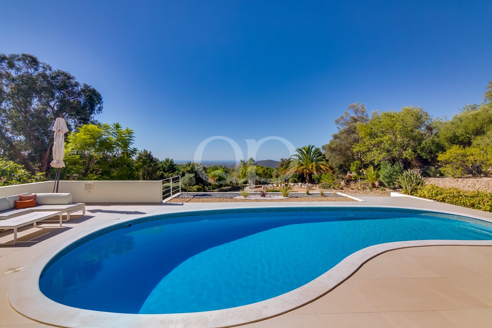 Piscine privée offrant une magnifique vue panoramique sur la mer et la campagne