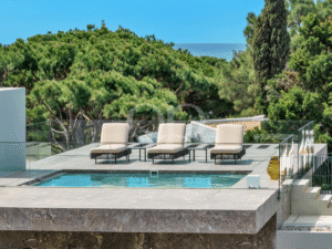 Piscina no terraço com espreguiçadeiras