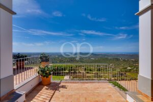 Terraço banhado pelo sol que oferece vistas panorâmicas deslumbrantes sobre o campo e a costa