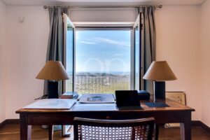 Escritório espaçoso e contemporâneo com vistas panorâmicas sobre o campo e o mar