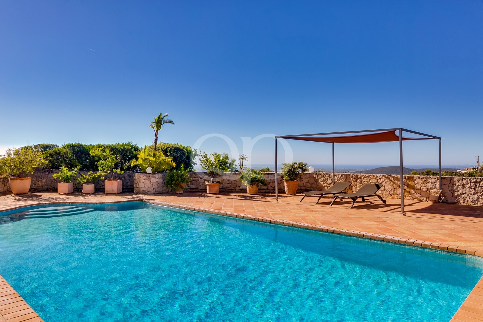 Privater Swimmingpool mit Sonnenterrasse und Panoramablick auf die Landschaft