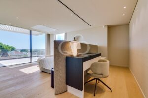 Chambre à coucher avec coin dressing, coiffeuse et grandes fenêtres donnant sur Vilamoura