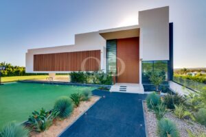 Entrée d'une villa contemporaine avec jardin paysager et détails architecturaux