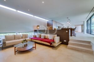 Salon ouvert avec cheminée et agencement moderne sur deux niveaux