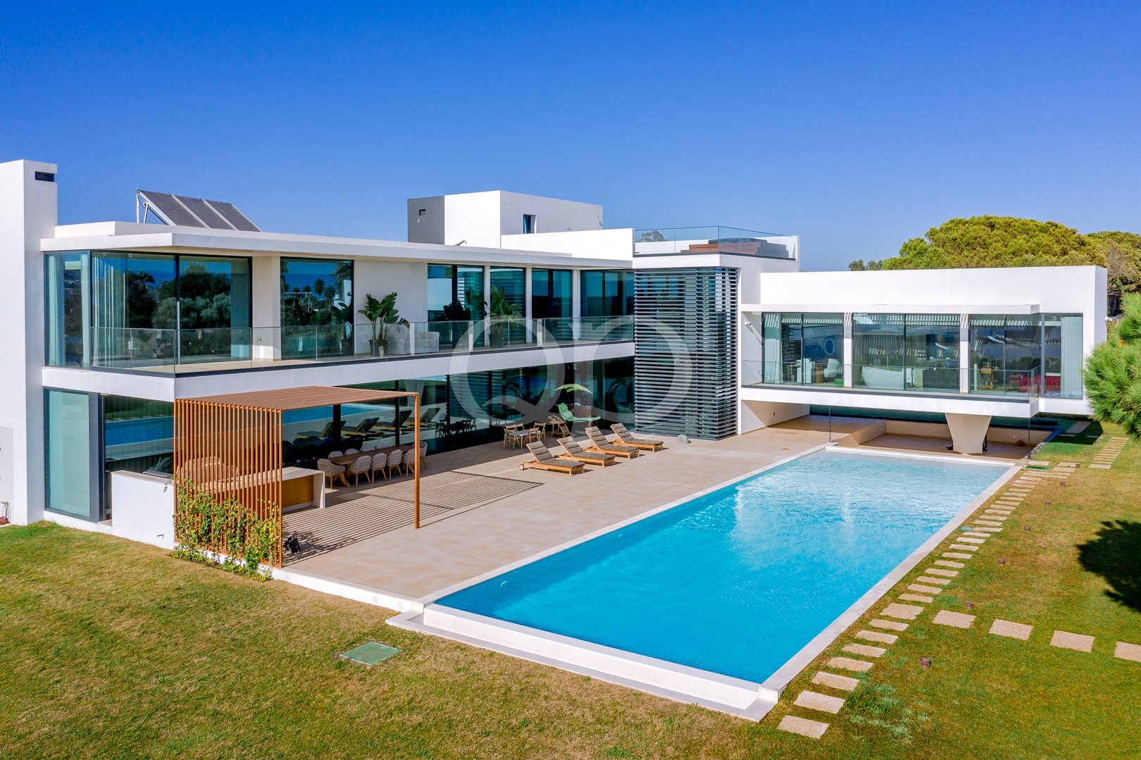 Moradia contemporânea em Vilamoura com piscina e um espaçoso terraço para banhos de sol
