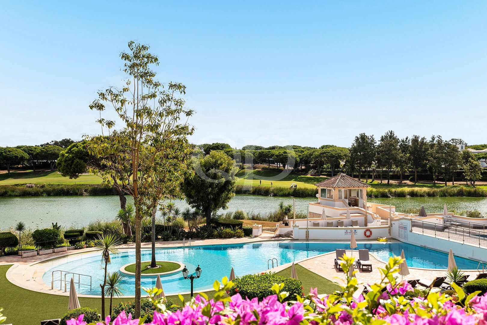 Gemeinschaftspool mit Blick auf den See