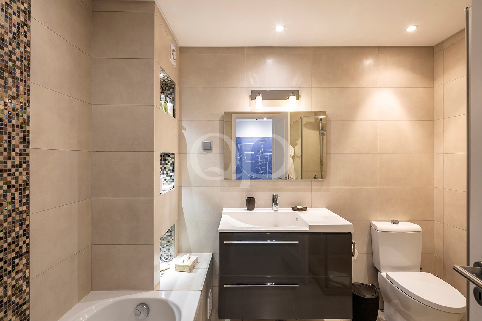 Badezimmer mit dekorativen Fliesen