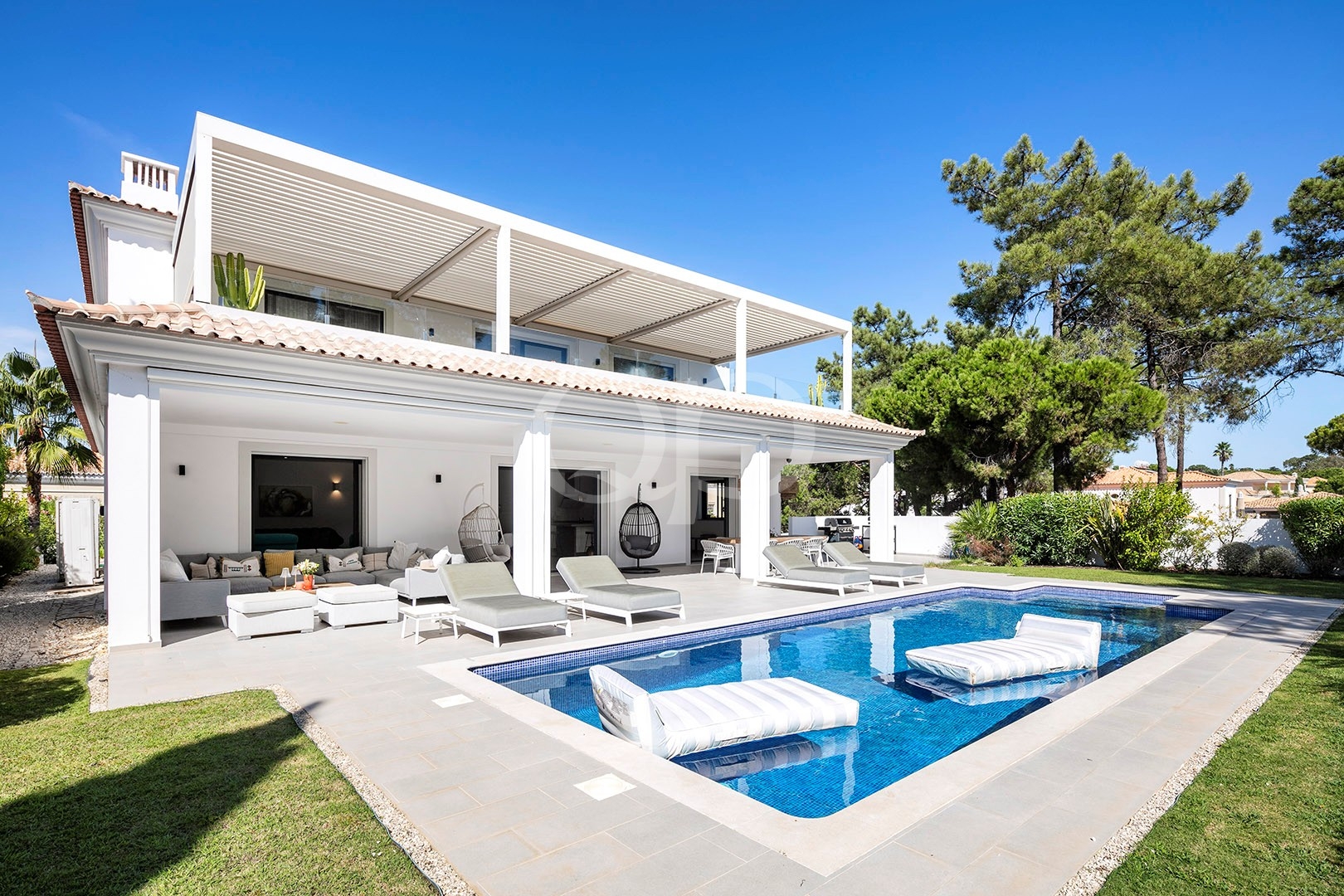 Moradia contemporânea em Varandas do Lago, Algarve - QP Savills