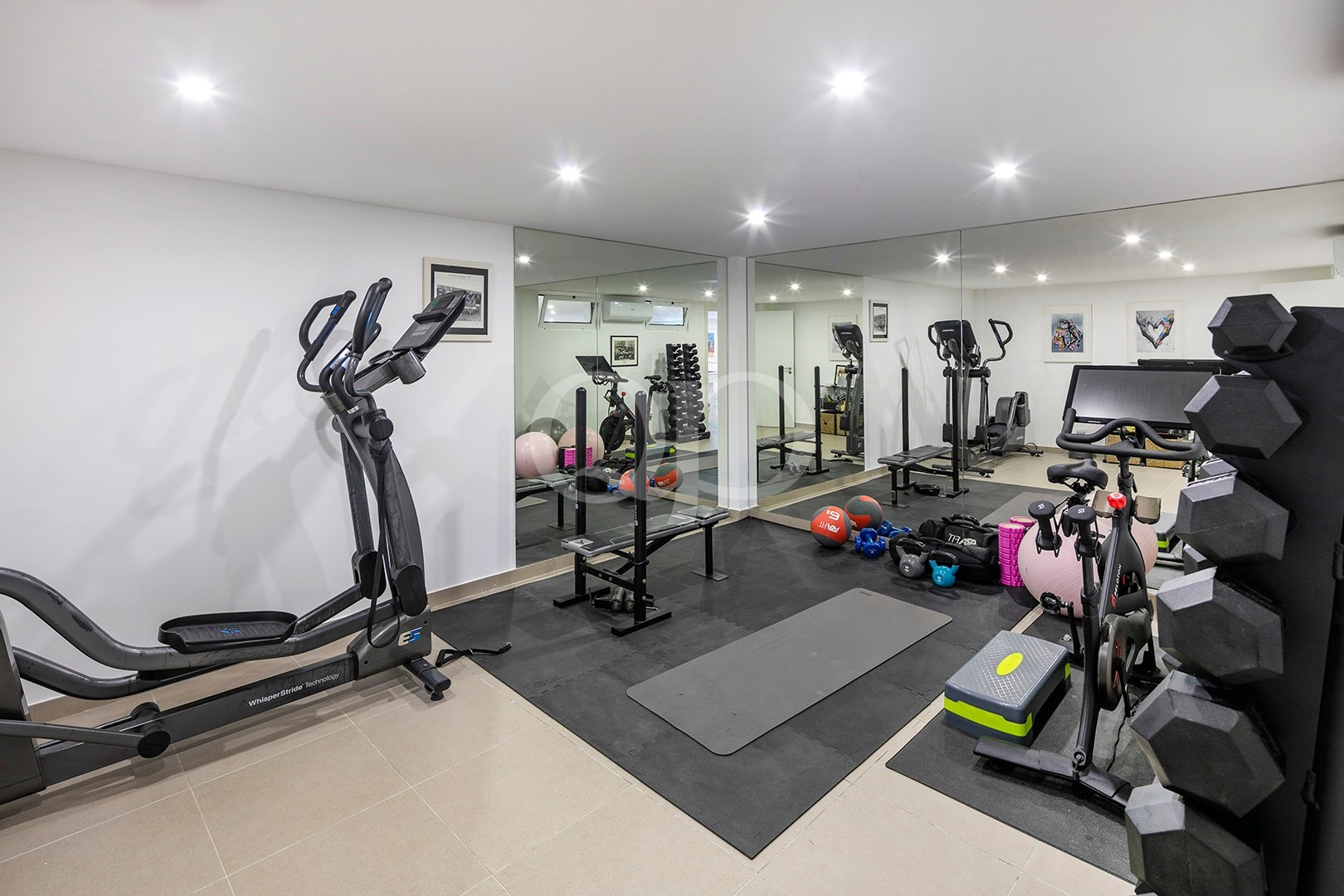Moradia contemporânea em Varandas do Lago, Algarve - QP Savills