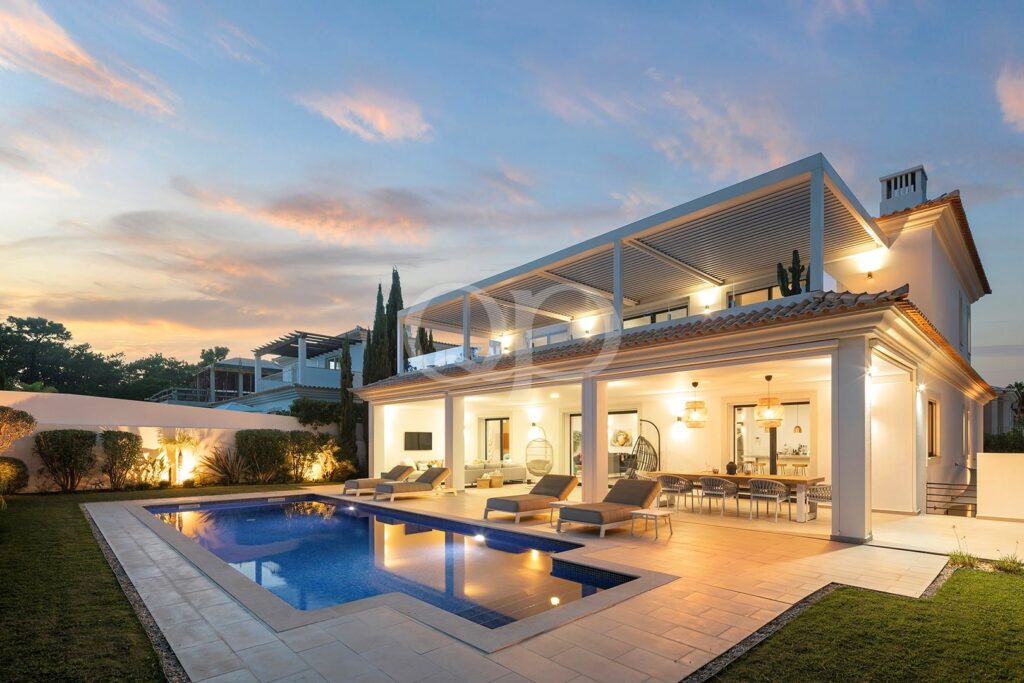Moradia contemporânea em Varandas do Lago, Algarve - QP Savills
