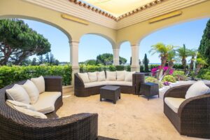 Salon extérieur couvert avec vue sur le jardin