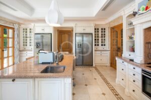 Cuisine entièrement équipée avec de nombreux rangements