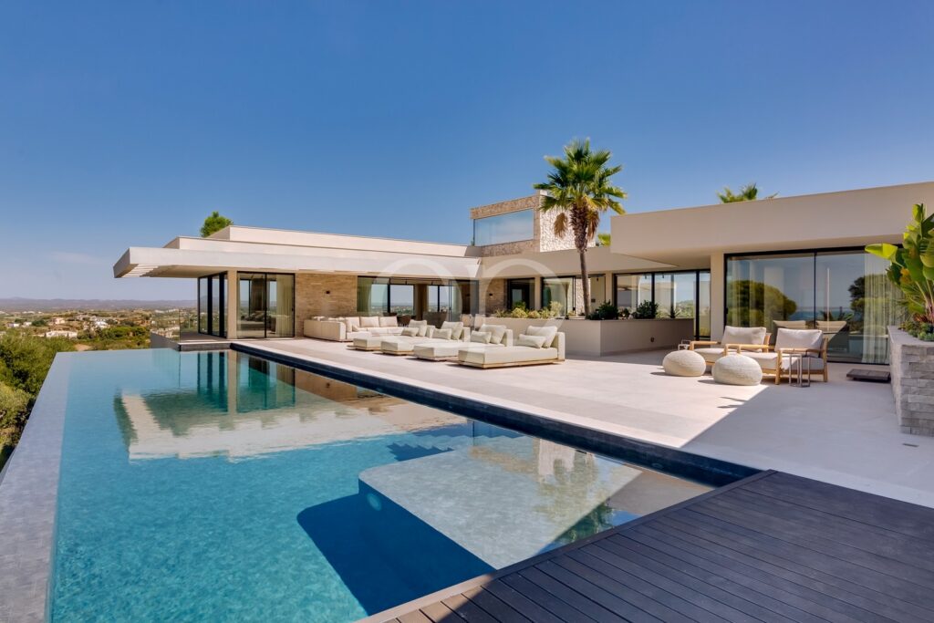 Luxury Villa with Panoramic Ocean Views in Lagoa - QP Savills
