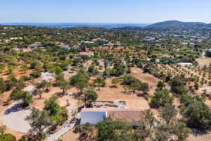 Moradia rural renovada com vista para o mar, perto de Santa Bárbara - QP Savills