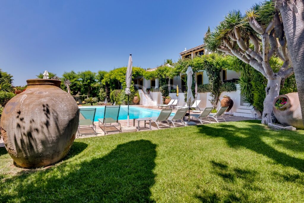 Reizvolle Villa in Hanglage mit Meerblick in Boliqueime – QP Savills