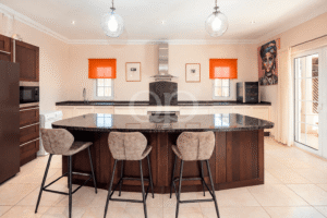 Moradia familiar tradicional em Varandas do Lago, Algarve - QP Savills