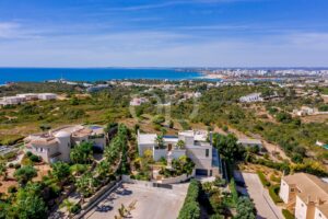 Luxurious Villa with Sea Views10