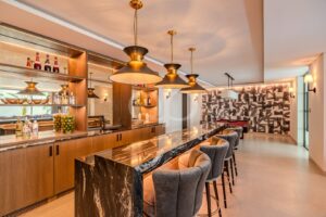 Bar elegante com lugares no balcão